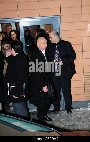 Sir Ben Kingsley während der Premiere von "Shutter Island" bei der 60. Berlin International Film Festival Palast zu verlassen Stockfoto