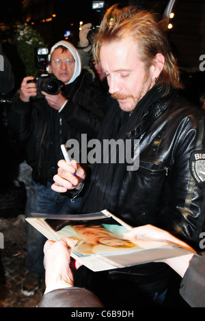 Rhys Ifans außerhalb des Hotel de Rome während der 60. Internationalen Filmfestspiele Berlin (Berlinale). Berlin, Deutschland- Stockfoto