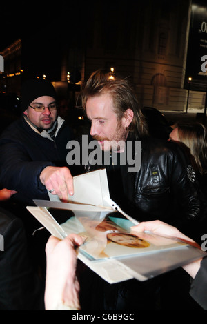 Rhys Ifans außerhalb des Hotel de Rome während der 60. Internationalen Filmfestspiele Berlin (Berlinale). Berlin, Deutschland- Stockfoto