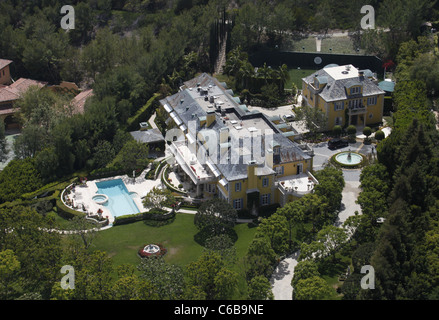 Luftbild des Hauses Rod Stewart lebt in einer gated Community. Das Haus verfügt über einen angrenzenden Fußballplatz. Beverly Hills, Stockfoto