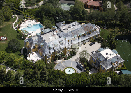 Luftbild des Hauses Rod Stewart lebt in einer gated Community. Das Haus verfügt über einen angrenzenden Fußballplatz. Beverly Hills, Stockfoto