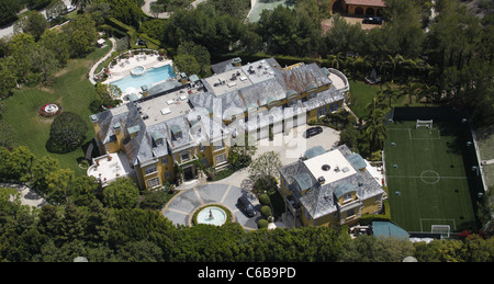 Luftbild des Hauses Rod Stewart lebt in einer gated Community. Das Haus verfügt über einen angrenzenden Fußballplatz. Beverly Hills, Stockfoto