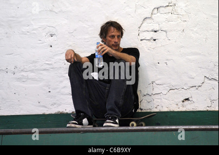Tony Hawk Reiten auf seinem Skateboard bei einem Fototermin für BRIGHT Messe 2010 Messe. Berlin, Deutschland - 09.07.2010 Stockfoto