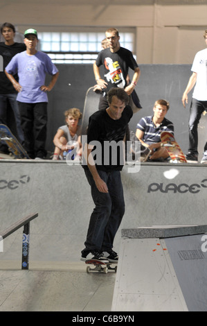 Tony Hawk Reiten auf seinem Skateboard bei einem Fototermin für BRIGHT Messe 2010 Messe. Berlin, Deutschland - 09.07.2010 Stockfoto