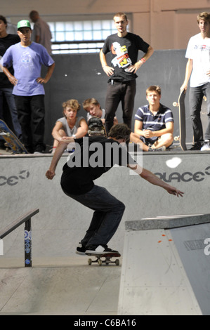 Tony Hawk Reiten auf seinem Skateboard bei einem Fototermin für BRIGHT Messe 2010 Messe. Berlin, Deutschland - 09.07.2010 Stockfoto