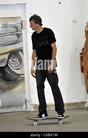 Tony Hawk Reiten auf seinem Skateboard bei einem Fototermin für BRIGHT Messe 2010 Messe. Berlin, Deutschland - 09.07.2010 Stockfoto