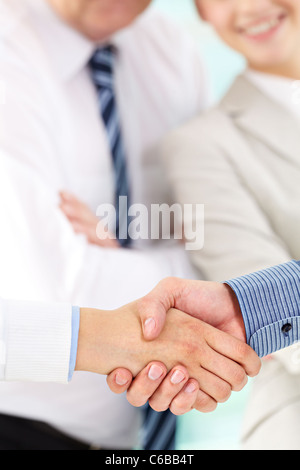 Foto des Handshakes Geschäftspartner nach Vertragsunterzeichnung Stockfoto