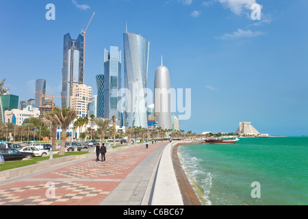 Entlang der Küstenstraße in Richtung die neue Skyline der West Bay zentralen finanziellen Bezirk von Doha anzeigen Stockfoto