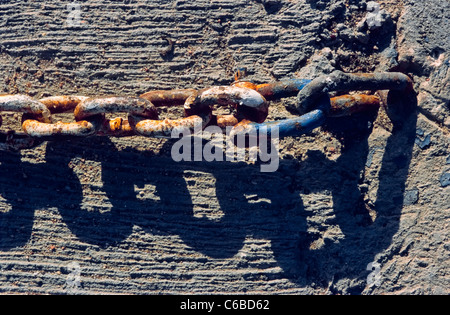 Eine Nahaufnahme einer gemalten rostigen alten Kette. Stockfoto