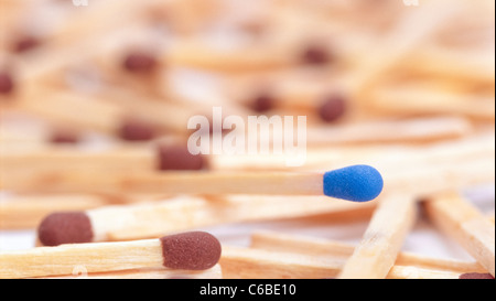 Braun-bestückte Sicherheitsstreichhölzer durch einen blauen einen ständigen, übersät. Stockfoto