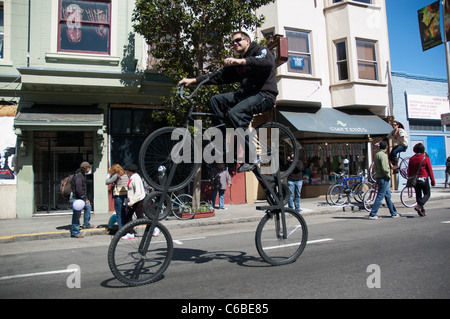 Radfahrer an Valencia, San Francisco hoch Fahrrad fahren die Daumen aufgeben Stockfoto