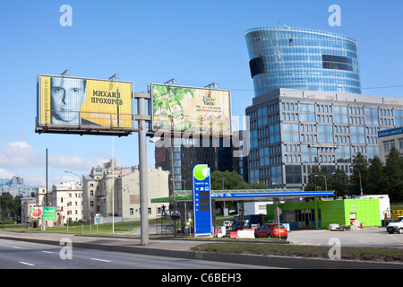 Sankt-Petersburg, Russland-20. August 2011: Banner Werbung Wahl Kampagne Michael Prokhorov, russischer Unternehmer Stockfoto