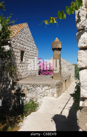 Straße der alten Stadt Lastovo und bekannteste und meistgespielte Schornstein genannt "Fumar" (pl. Fumari, lat. Fum – Rauch, Dampf). Stockfoto