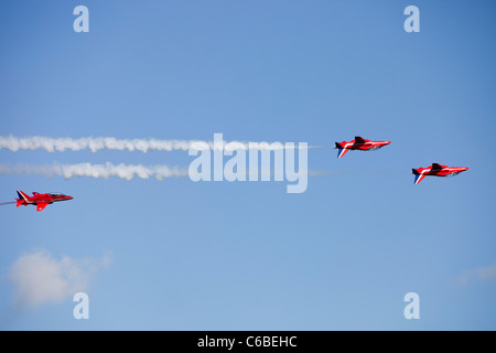 Die RAF, rote Pfeile fliegen kopfüber über den Lake District in Windermere Air Show, UK. Stockfoto