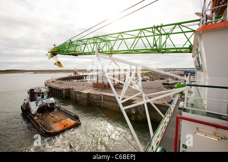 Ein Schlepper Abschleppen eine Aufbocken Lastkahn, der Goliath heraus auf den Offshore-Windpark Walney aus Süd Cumbria, UK arbeiten. Stockfoto