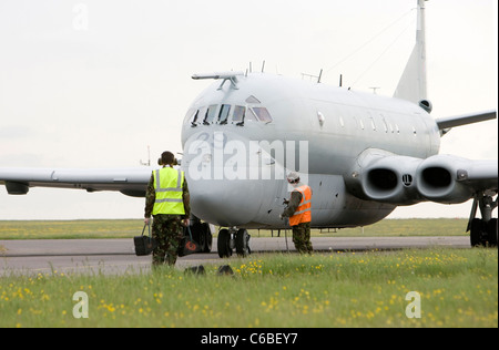 Dauern Sie je RAF Nimrod Flug emotionalen Abschied von den "mächtigen Jäger" Kent International Airport Mai 2010 Stockfoto