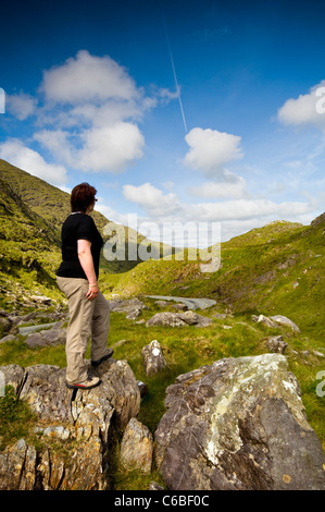 Eine weibliche Wanderer, Blick auf die Landschaft in der Nähe des Ring of Kerry in Irland Stockfoto