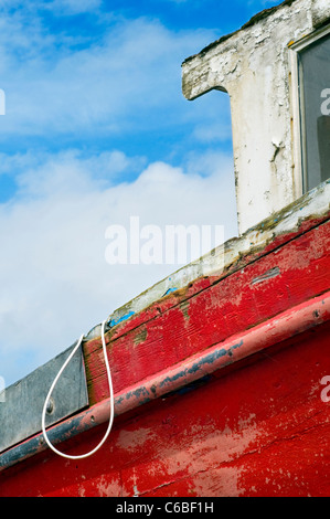 Detail von einem alten verwitterten Boot im Hafen von Portmagee in County Kerry, Irland Stockfoto