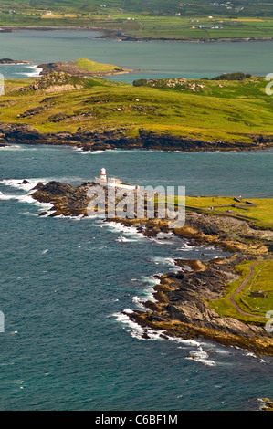 Der Leuchtturm von Valentia Island in County Kerry, Irland, angesehen vom höchsten Punkt der Insel auf Geokaun Berg. Stockfoto