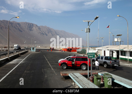 Solarbetriebene Straßenlaternen am Zollkontrolle-Kontrollpunkt Rio Loa an der Küstenstraße Ruta A-1 in der Nähe von Iquique, Region I, Chile Stockfoto