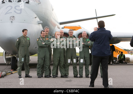 Dauern je RAF Nimrod Flug - Squadron Leader Stuart "Roxy" Roxburgh und seine Crew sagen emotionalen Abschied von den "mächtigen Jäger" Stockfoto