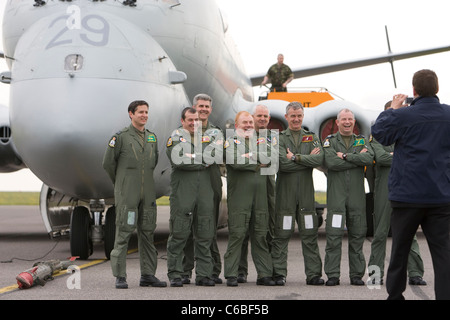 Dauern je RAF Nimrod Flug - Squadron Leader Stuart "Roxy" Roxburgh und seine Crew sagen emotionalen Abschied von den "mächtigen Jäger" Stockfoto