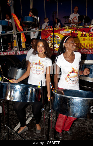 Bandmitglied von Rapso Steel Orchestra, Pan am Feuer, spielen Stahltrommel Panorama Championships Notting Hill Stockfoto