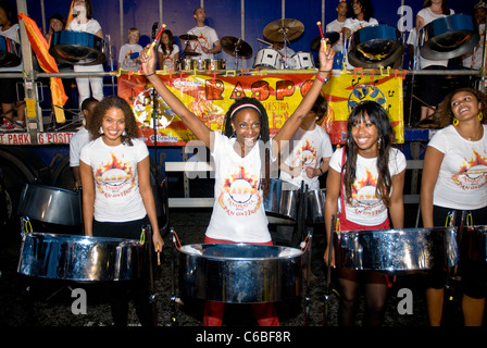 Bandmitglied von Rapso Steel Orchestra, Pan am Feuer, spielen Stahltrommel Panorama Championships Notting Hill Stockfoto