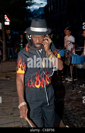 Bandmitglied von Rapso Steel Orchestra, Pan am Feuer, spielen Stahltrommel Panorama Championships Notting Hill Stockfoto