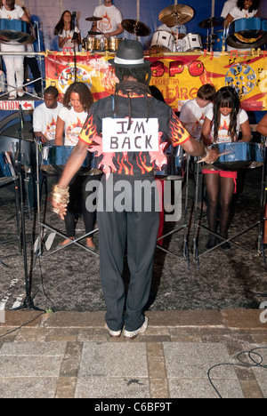 Bandmitglied von Rapso Steel Orchestra, Pan am Feuer, spielen Stahltrommel Panorama Championships Notting Hill Stockfoto