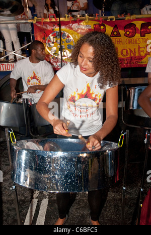 Bandmitglied von Rapso Steel Orchestra, Pan am Feuer, spielen Stahltrommel Panorama Championships Notting Hill Stockfoto