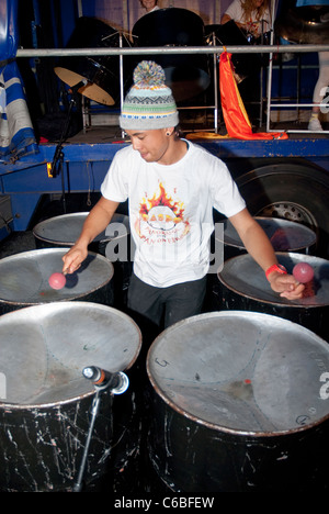 Bandmitglied von Rapso Steel Orchestra, Pan am Feuer, spielen Stahltrommel Panorama Championships Notting Hill Stockfoto