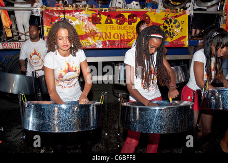 Bandmitglied von Rapso Steel Orchestra, Pan am Feuer, spielen Stahltrommel Panorama Championships Notting Hill Stockfoto