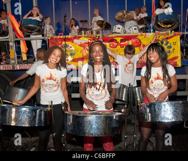 Bandmitglied von Rapso Steel Orchestra, Pan am Feuer, spielen Stahltrommel Panorama Championships Notting Hill Stockfoto