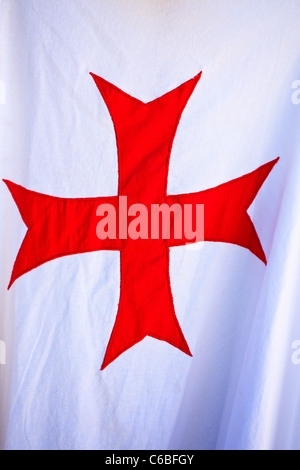 Red Tempelritter Kreuz auf weißem Hintergrund, Frankreich Stockfoto