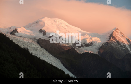 Der Mont-Blanc-Massiv in Wolken bedeckt an einem August-Abend Stockfoto