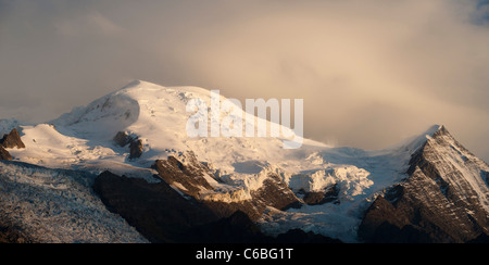 Der Mont-Blanc-Massiv in Wolken bedeckt an einem August-Abend Stockfoto