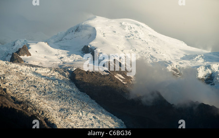 Der Mont-Blanc-Massiv in Wolken bedeckt an einem August-Abend Stockfoto