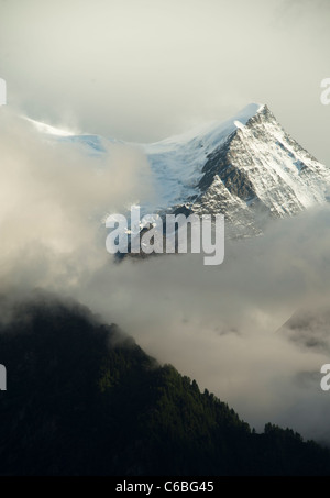 Der Mont-Blanc-Massiv in Wolken bedeckt an einem August-Abend Stockfoto