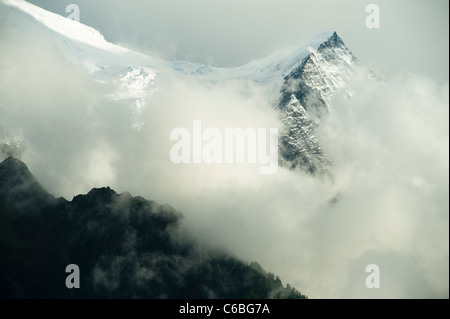 Der Mont-Blanc-Massiv in Wolken bedeckt an einem August-Abend Stockfoto