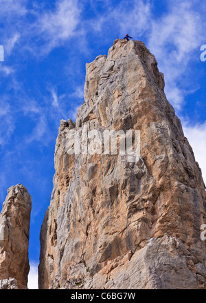 Bergsteiger auf einem Kalksteinfelsen in Picos de Europa, Spanien Stockfoto