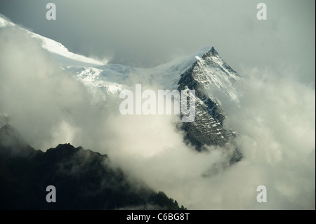 Der Mont-Blanc-Massiv in Wolken bedeckt an einem August-Abend Stockfoto