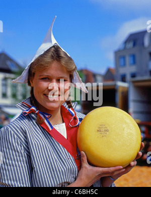 Junge Frau mit Rad von Gouda Käse in Alkmaar Käsemarkt, Alkmaar, Noord Holland, Königreich der Niederlande Stockfoto