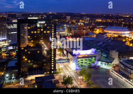 Stadtbild von Broad Street District, Birmingham bei Nacht, England, UK Stockfoto