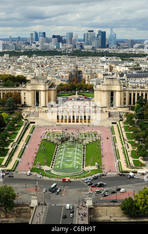 Gärten und Esplanade du Trocadéro mit den modernen Gebäuden des La Defense auf dem Hintergrund. Paris, Frankreich. Stockfoto