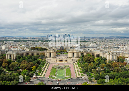 Gärten und Esplanade du Trocadéro mit den modernen Gebäuden des La Defense auf dem Hintergrund. Paris, Frankreich. Stockfoto
