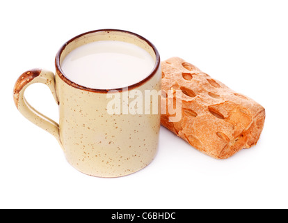 knusprige Brötchen und Becher Milch isoliert auf weiss Stockfoto