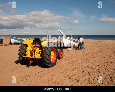 Fischers rote und gelbe Traktor für den Start Boot vom Strand einmal ein Geschäft jetzt ein hobby Stockfoto