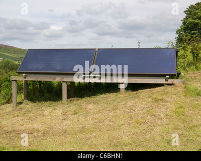 Ein einfaches paar Sonnenkollektoren für die Warmwasserbereitung in ländlicher Umgebung Stockfoto