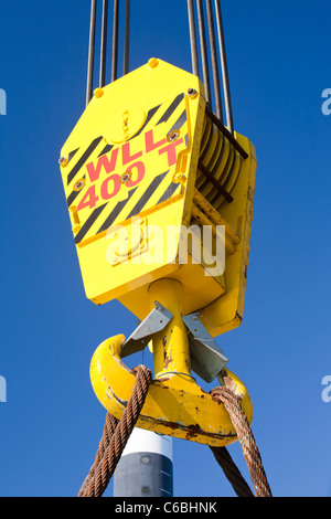 Ein Kran auf einen Buben, Lastkahn von Offshore-Wind-Bauernhof-Bau verwendet. Stockfoto